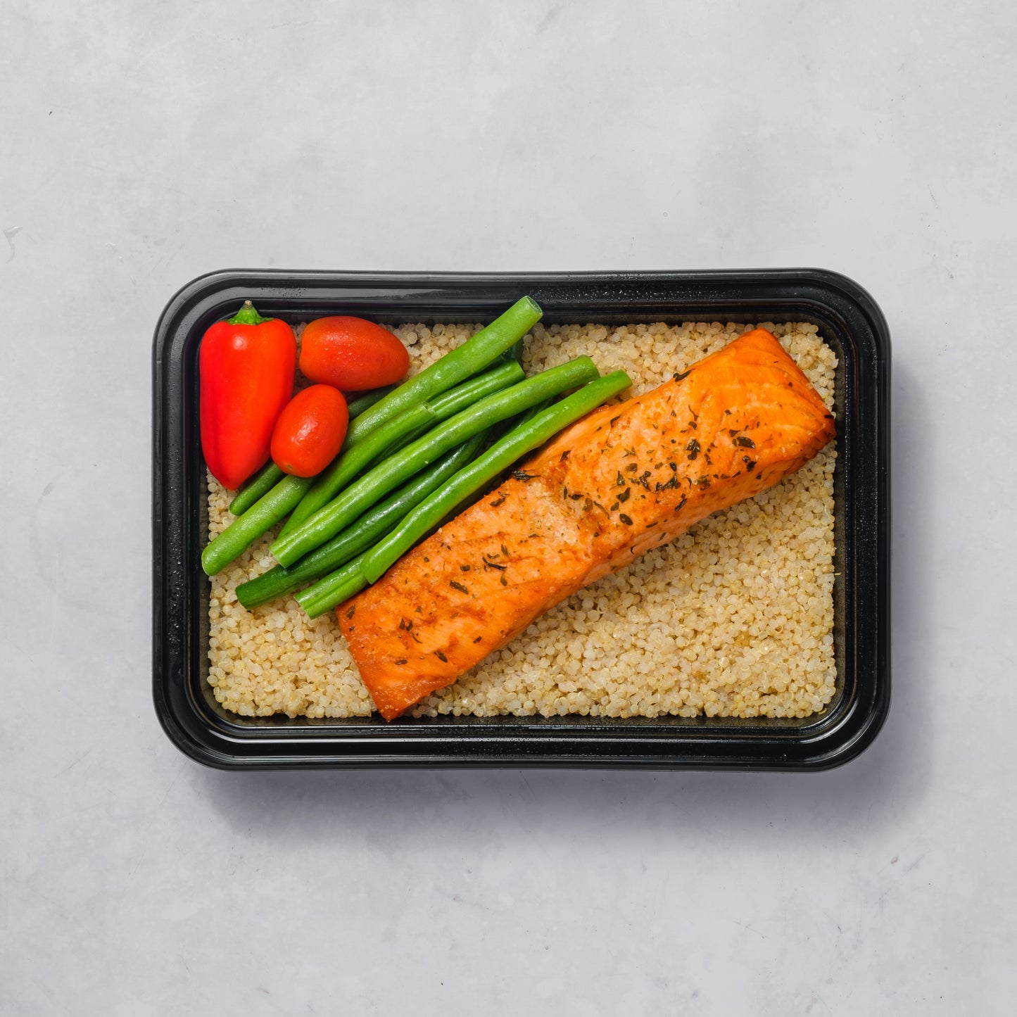 Salmón, quinoa orgánica y ensalada.