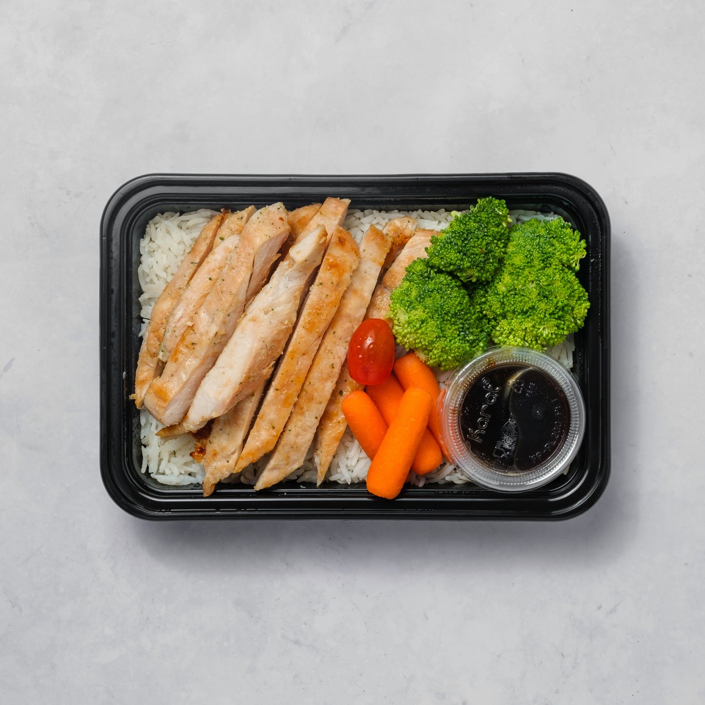 Pechuga de pollo, arroz y vegetales.