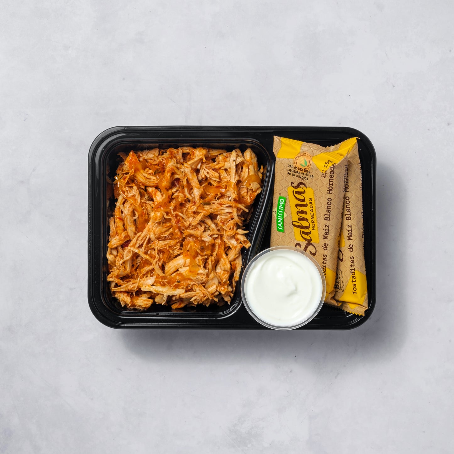 Tostadas con tinga de pollo.