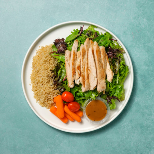 Ensalada de pollo y quinoa.