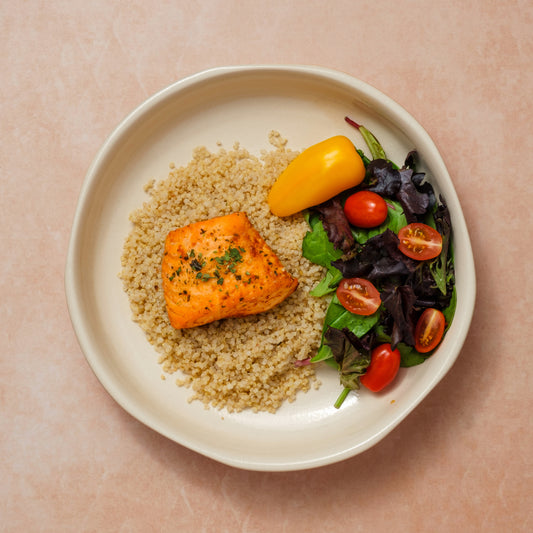 Salmón, quinoa orgánica y ensalada.