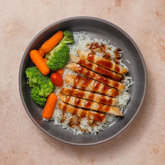 Pechuga de pollo, arroz y vegetales.